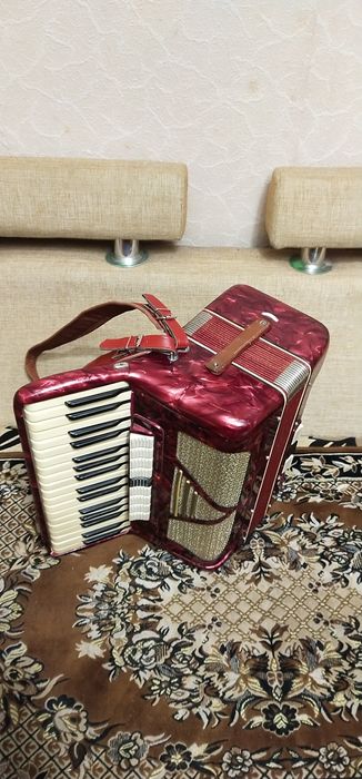 Німецький 3/4 акордеон,9+3 регістра.