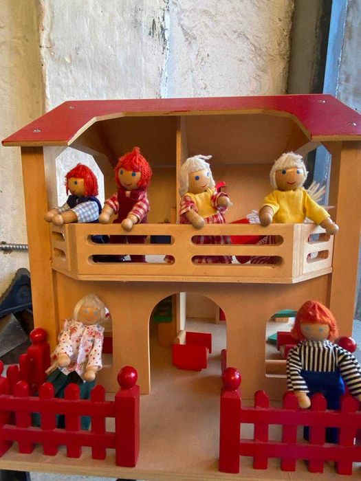 Деревянный кукольный домик