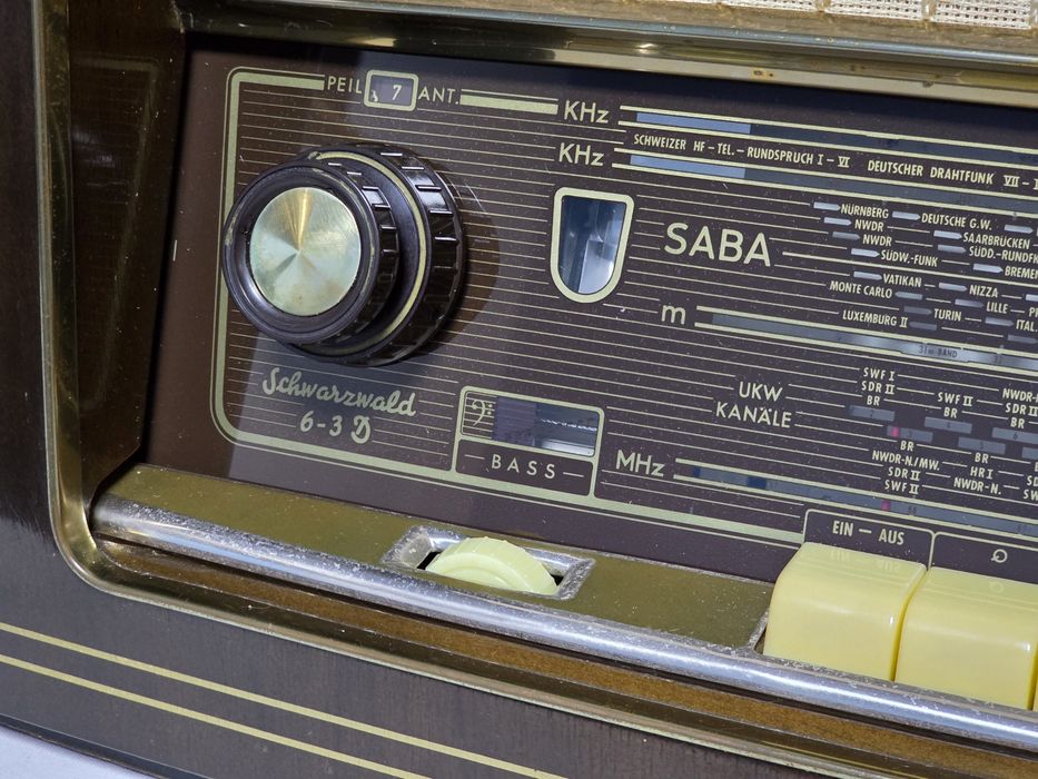 Rádio antigo reparado SABA