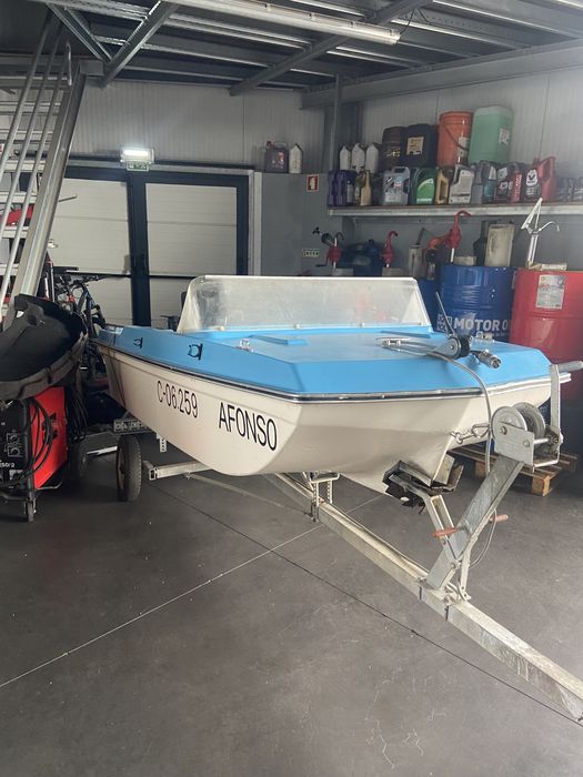 Barco com documento e atrelado