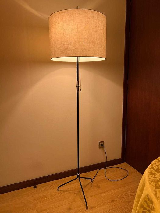 Candeeiro de pé italiano em ferro e latão dos anos 50.