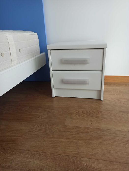 2 camas (corpo e meio) com mesa de cabeceira