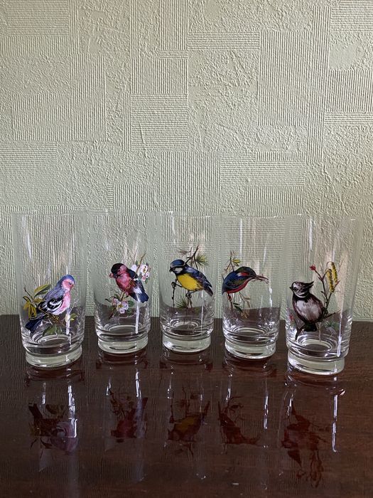 Стакани з тонкого скла з птахами