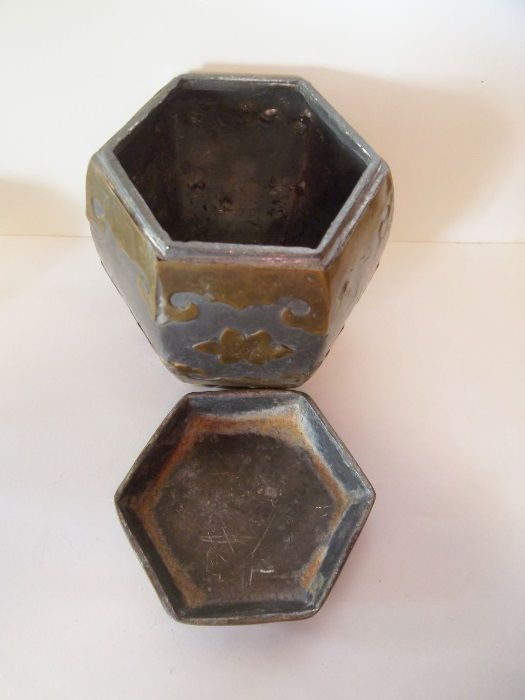 antigo conjunto de caixa de cigarros e cinzeiro em estanho e latão