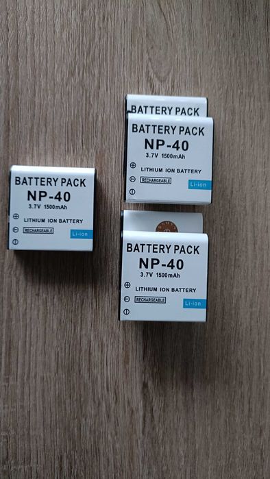 5 Baterias  NP40 e carregador.