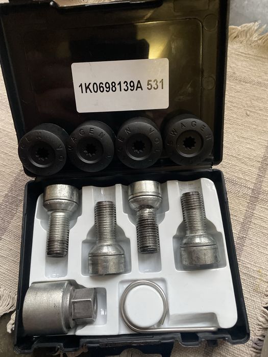 Комплект болтов-секреток с ключом VAG оригинал