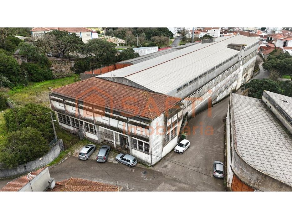 Armazém industrial de uma antiga fabrica de têxteis