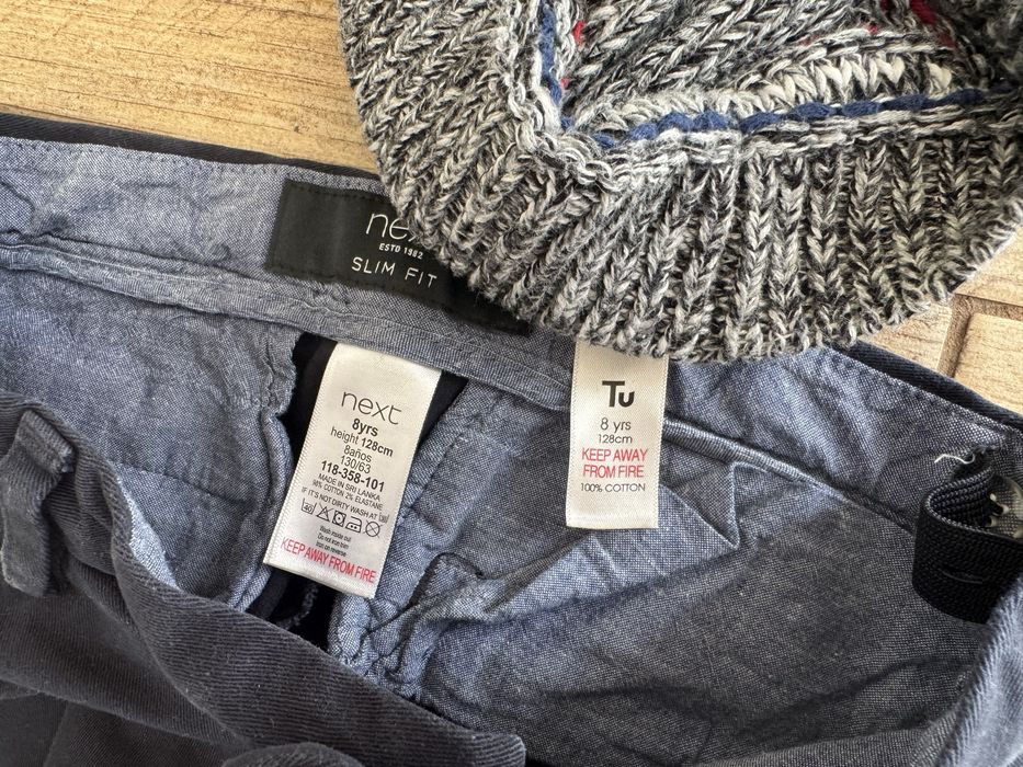 Sweterek i spodnie chinosy r.128/134