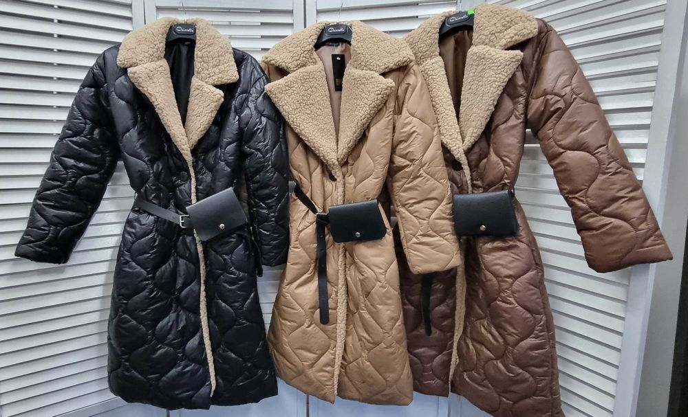 Lekka, długa kurtka puchowa. W zestawie pasek z nerką.