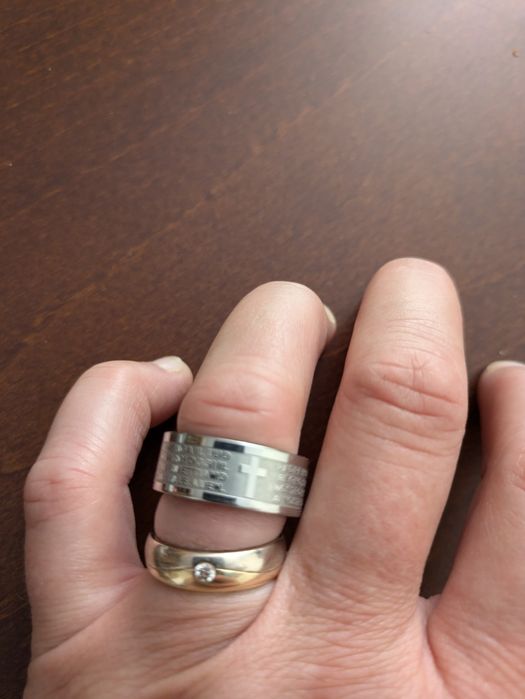 Piękna uniwersalna Obrączka gruba masywna z krzyżem i grawerem