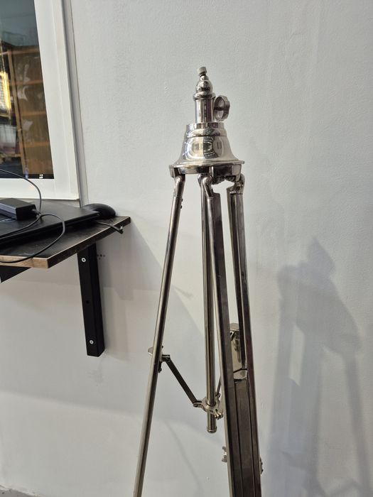 Pe de candeeiro regulável