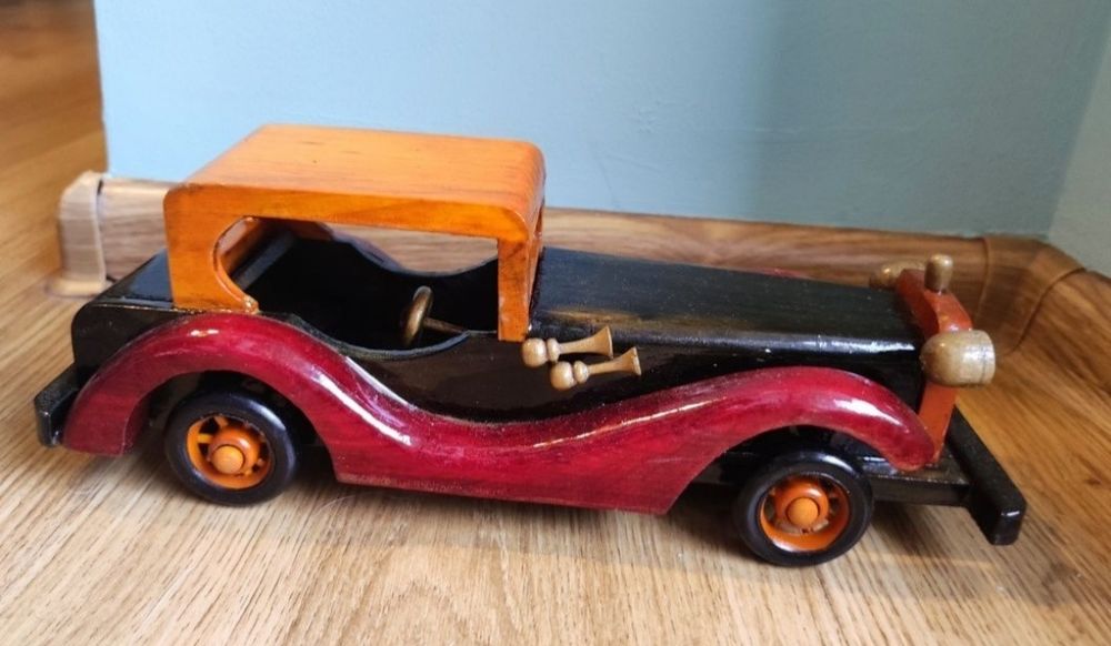 Ręcznie wykonany,drewniany model samochodu retro.