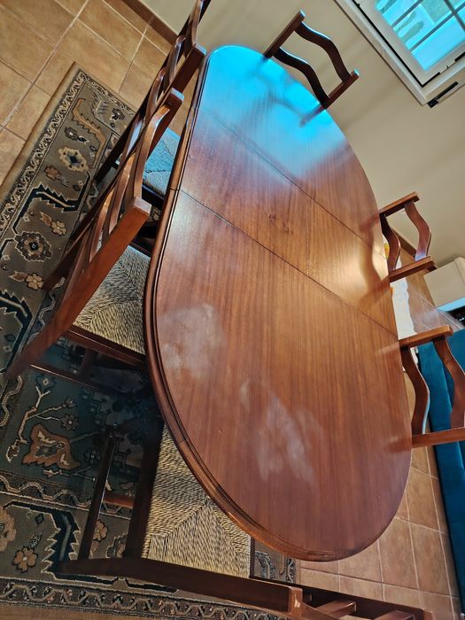 Mesa de madeira com 6 cadeiras