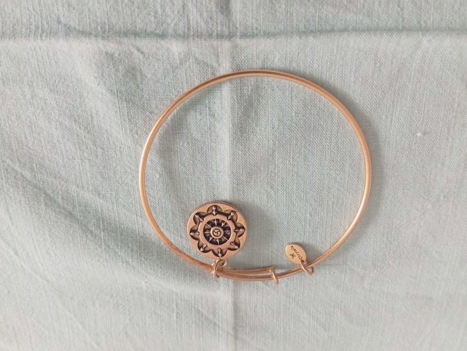 Pulseira dourada, com medalha trabalhada
