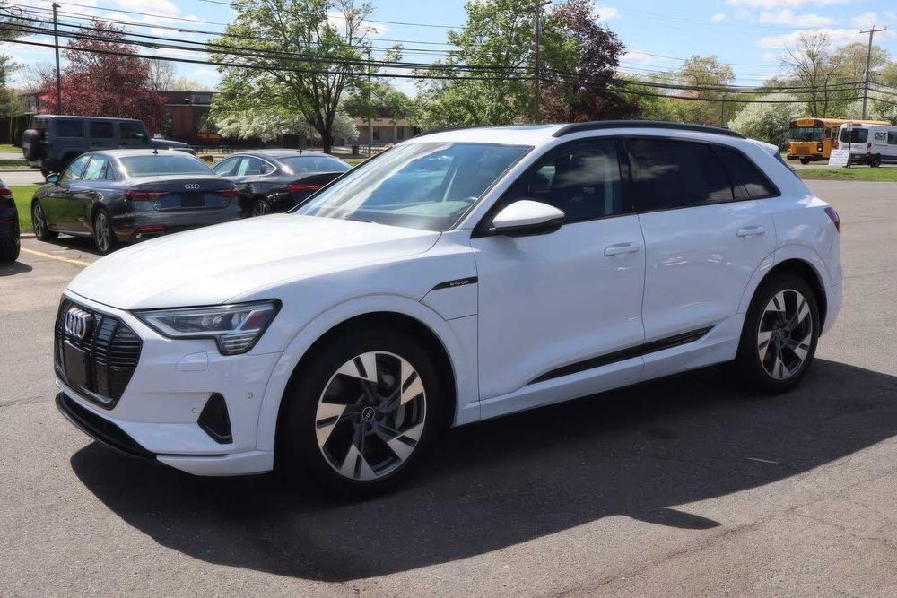 Audi E-Tron      2022