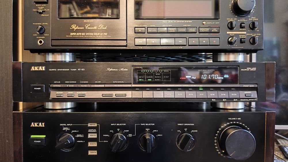 Tuner Akai AT-93 z drewnianymi boczkami