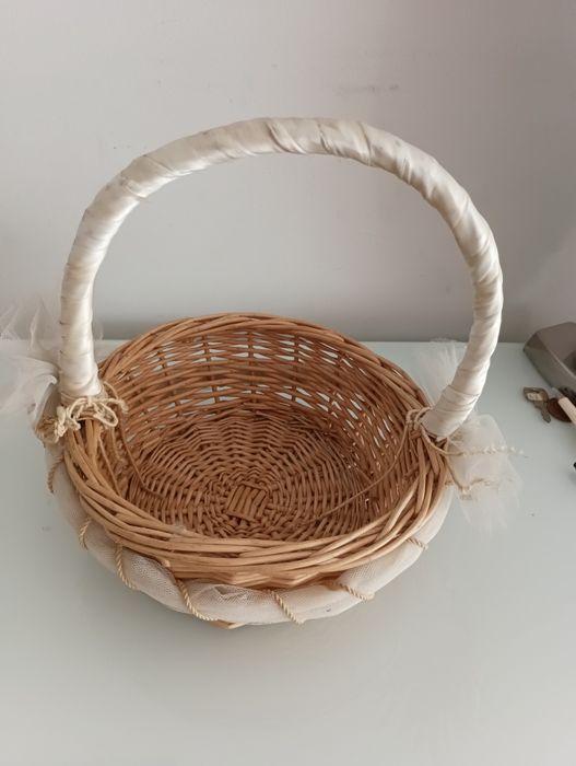 pequeno cesto decorado a beje