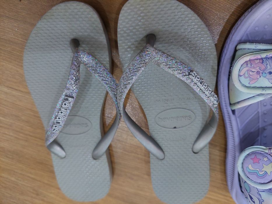 2 pares de chinelos