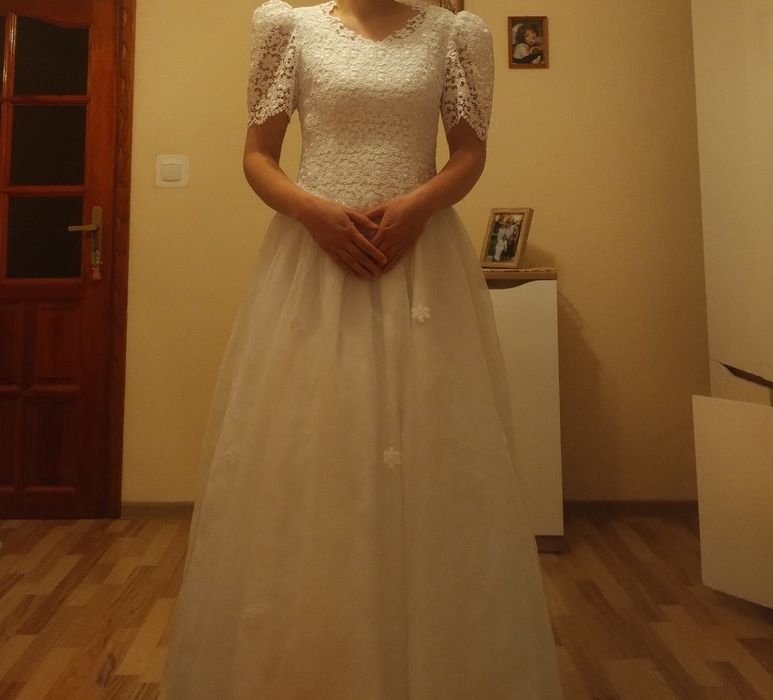 Suknia ślubna koronkowa elementy kwiatowe lata 2000