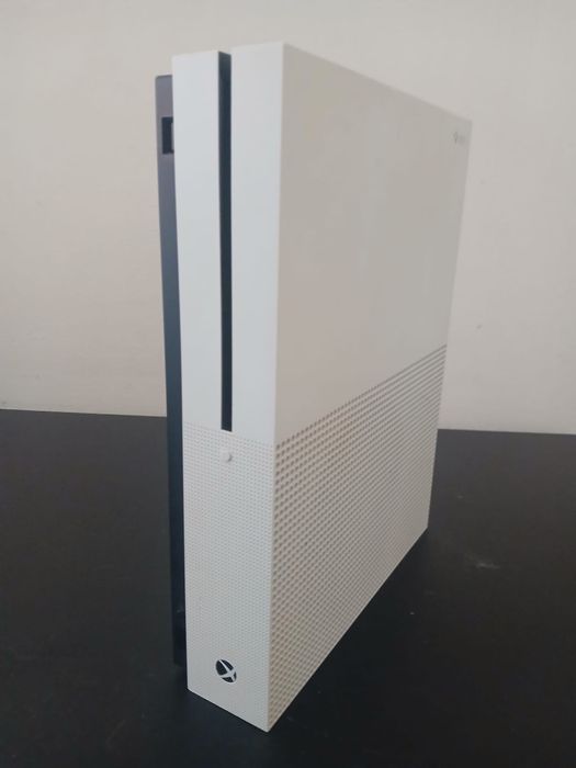 Xbox One 1TB + 3 Jogos + Comando Original (Pronta a Jogar)"