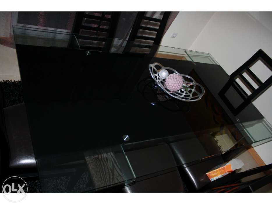 Mesa em vidro e cadeiras