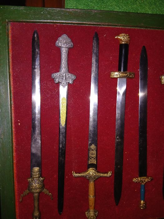 10 Espada histórica por 11 € cada