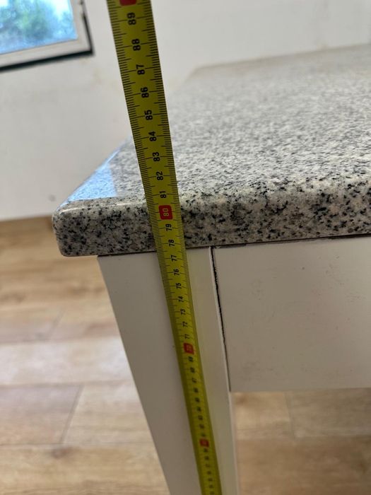 Mesa em madeira lacada e pedra  de granito