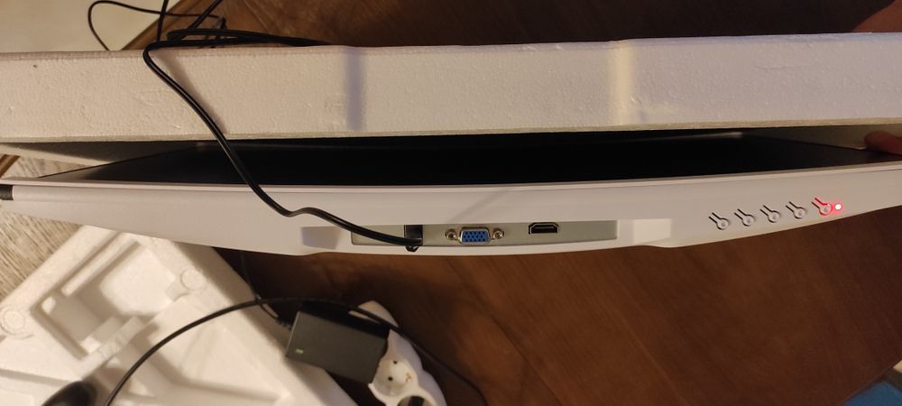 Монітор 22' Full HD білий вигнутий екран