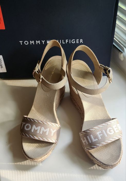 Продам босоніжки tommy hilfiger