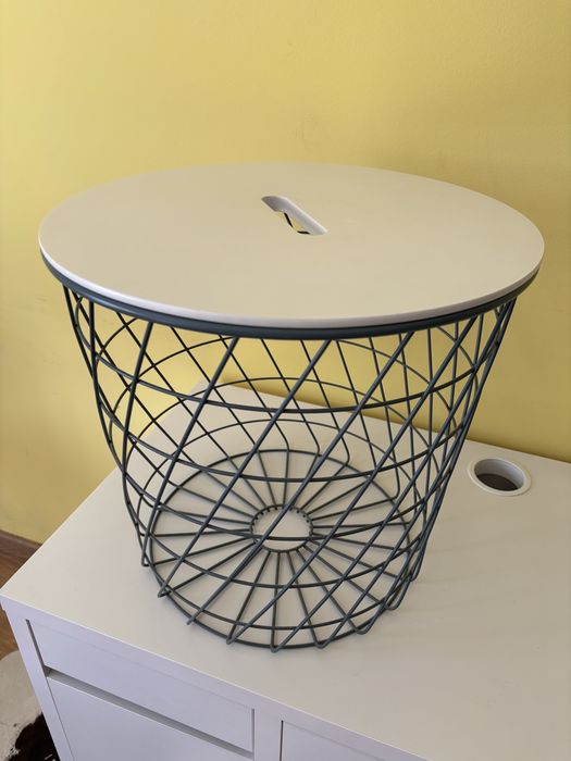 Mesa de apoio  com base em metal e tampo madeira