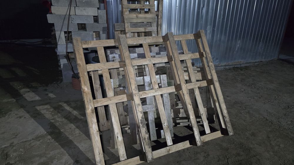 18 palet – małe, duże i bardzo duże – do wykorzystania lub na opał