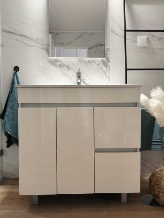 Conjunto de móvel de casa de banho com Lavatório e torneira + bidé e torneira a combinar