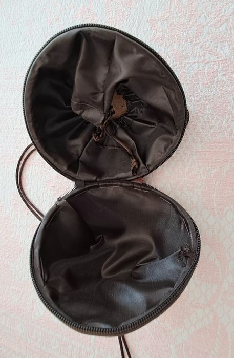 Bolsa/Mala em casca de  Côco, com decorações em madeira