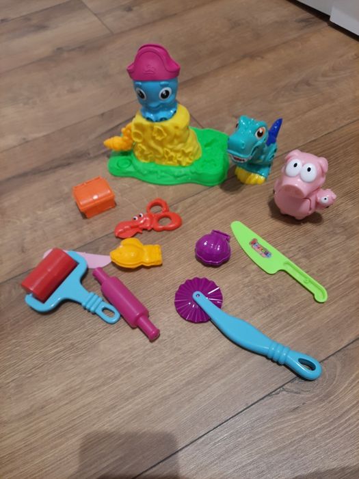 Zestaw Play Doh Osmiirnica,wóz strazacki, dinozaur oraz Świnka