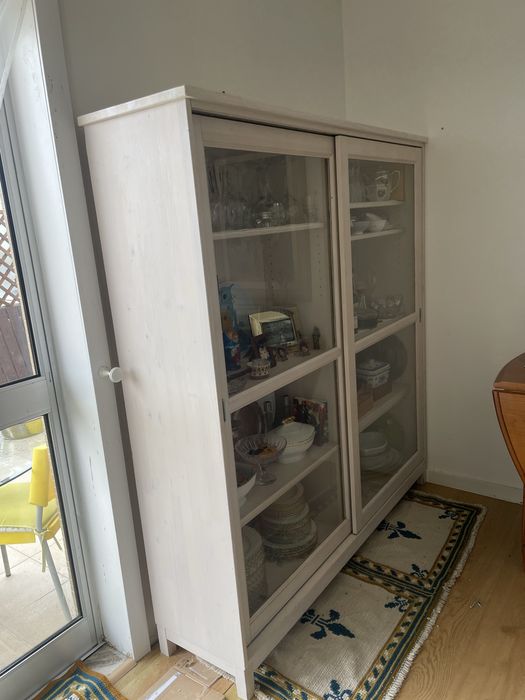 Louceiro de madeira maciça, branco com portas em vidro.