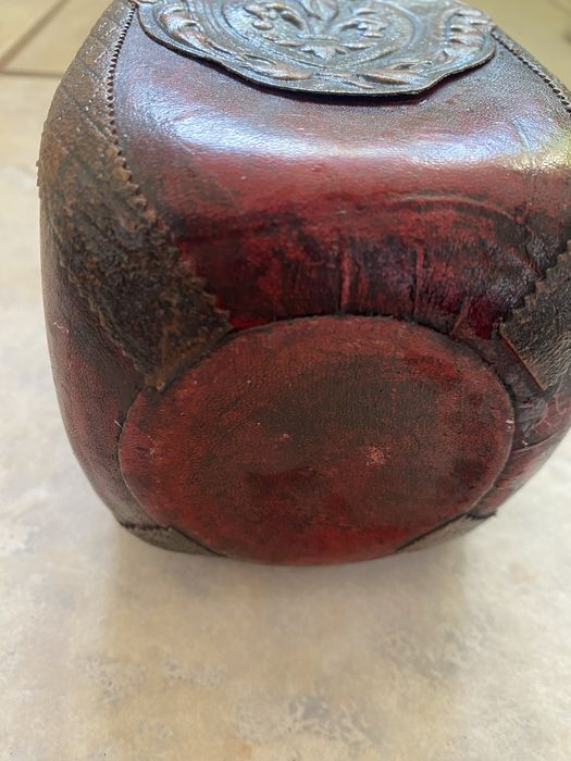 Karafka obita skórą