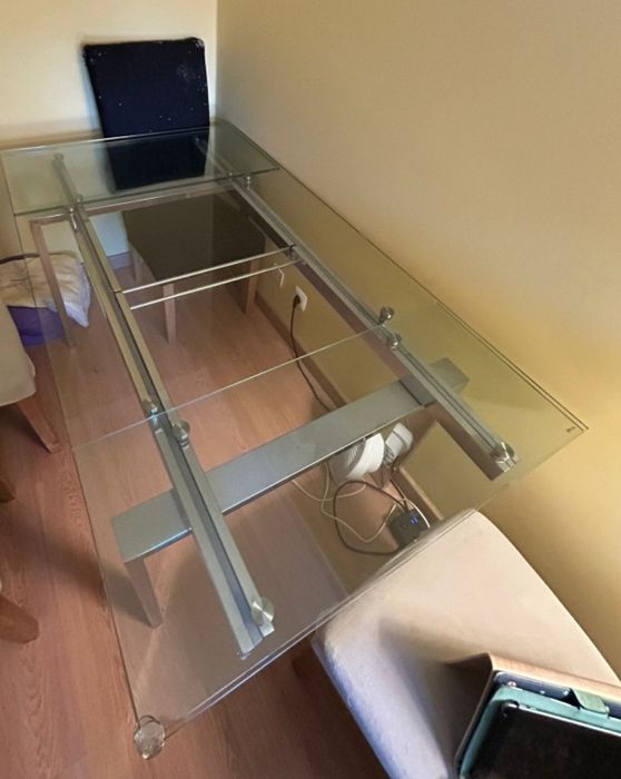 Mesa em vidro e aço inoxidável