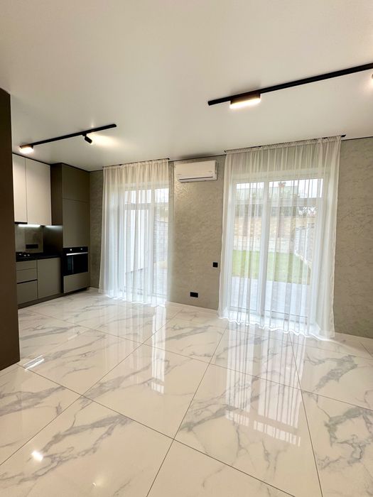 Продам котедж з ремонтом в районі Щасливе!