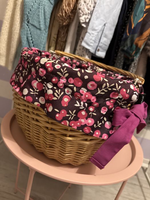 Koszyk wiklinowy na rower wypełnieniem