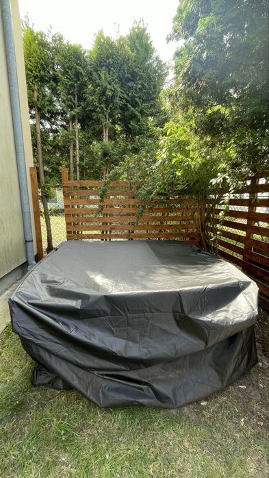 Zestaw mebli ogrodowych – stół + 2 ławki narożne