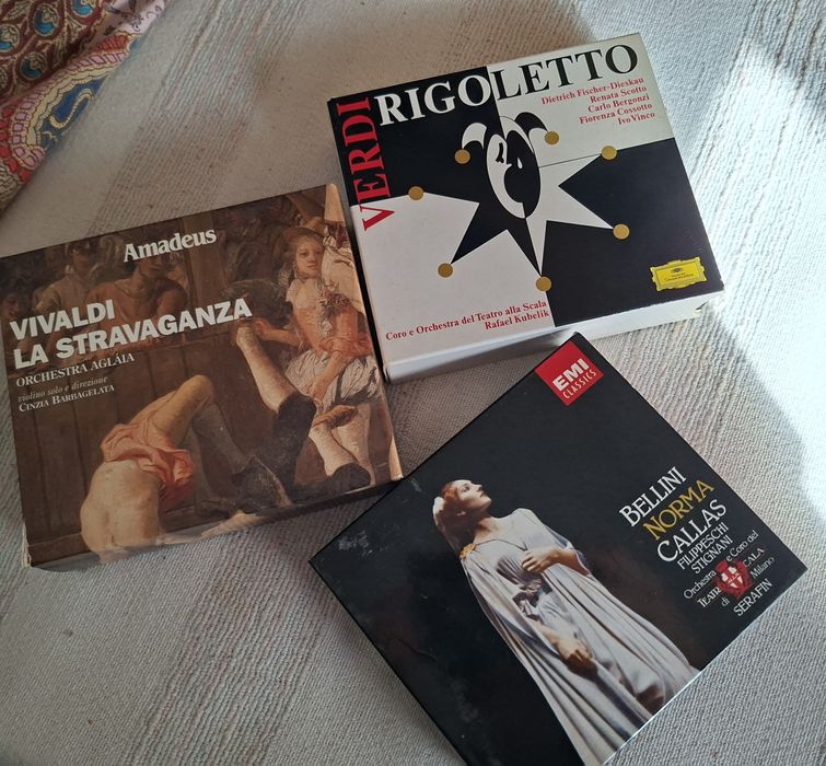 Três caixas de música clássica