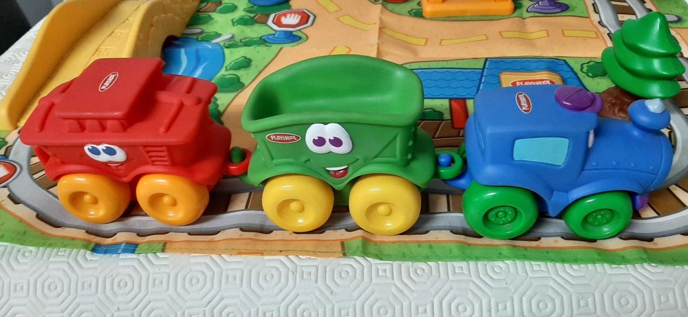 Comboio de borracha com pista, para estimular a imaginação