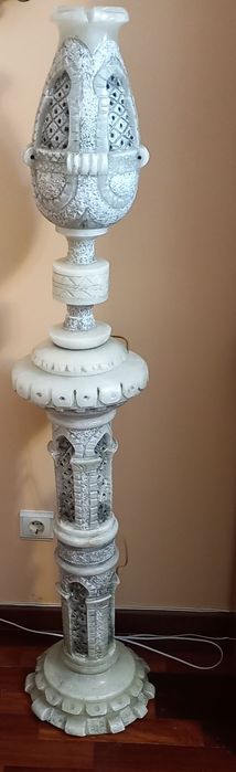 Coluna decorativa de alabastro