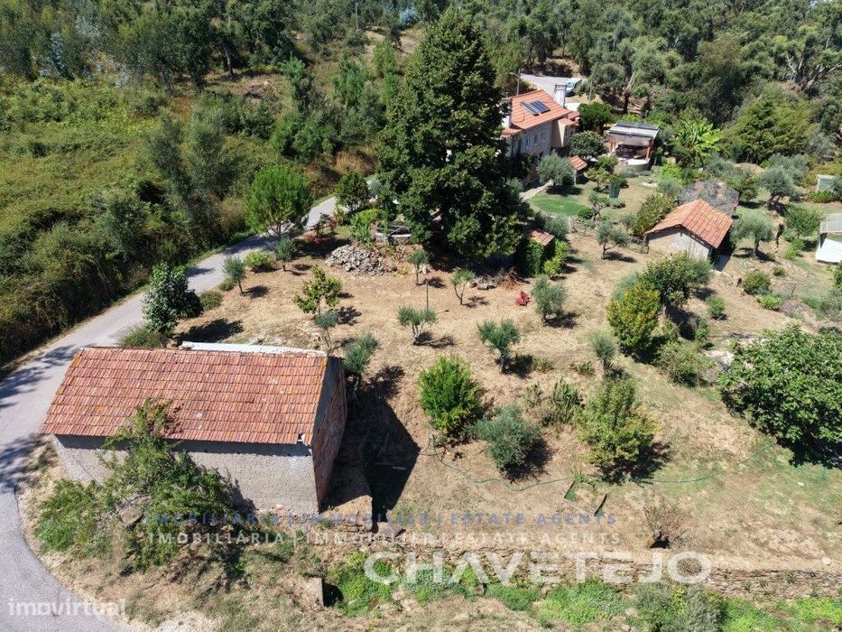 Moradia em pedra recentemente restaurada implantada num terreno fan...