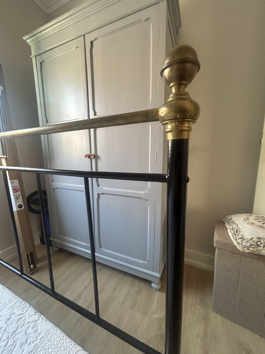 Cama antiga de ferro restaurada com colchão novo