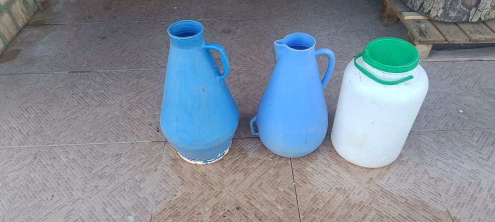 Bilhas de plástico azuis ou cântaros agua