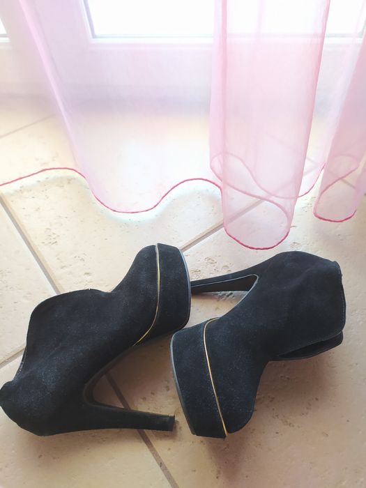 Sapatos de salto alto pretos com detalhe em dourado n°38