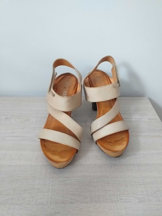 Skórzane sandałki na platformie