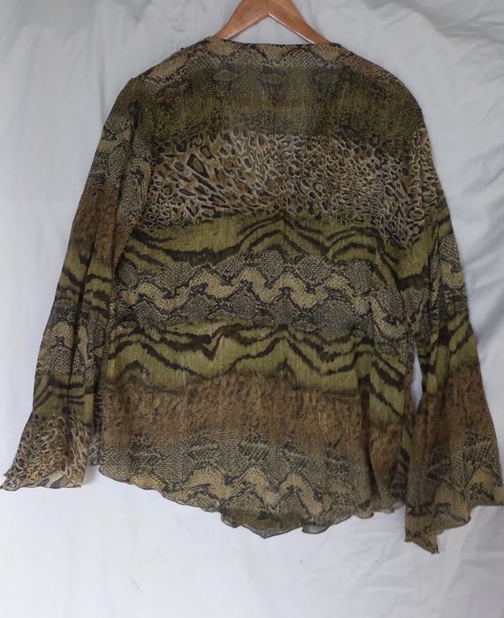 Blusa estampada verde com missangas no decote