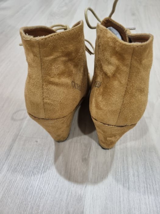 Botim camel com salto